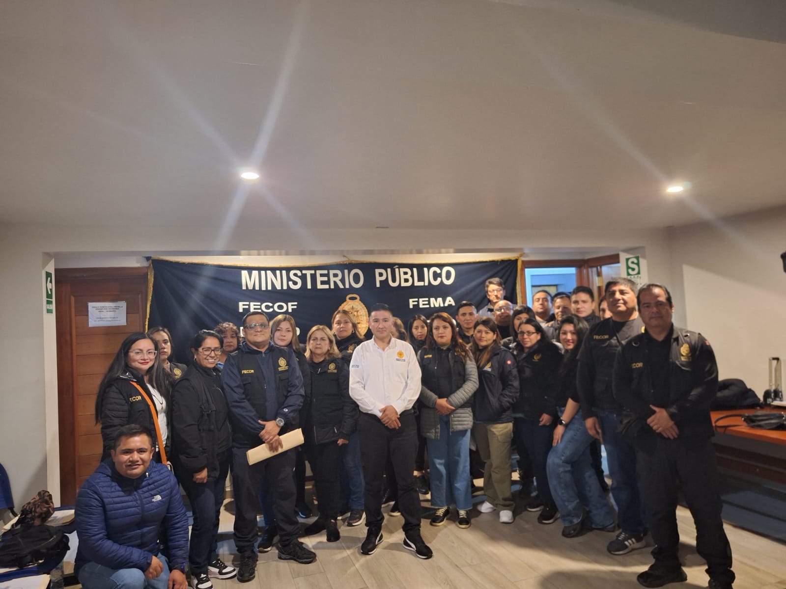 Equipo fiscal junto a la PNP