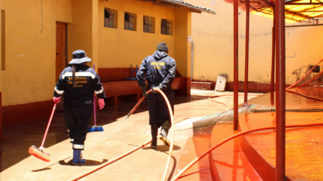 Municipalidad Provincial de Puno realiza jornada de limpieza y baldeo en el mercado Bellavista