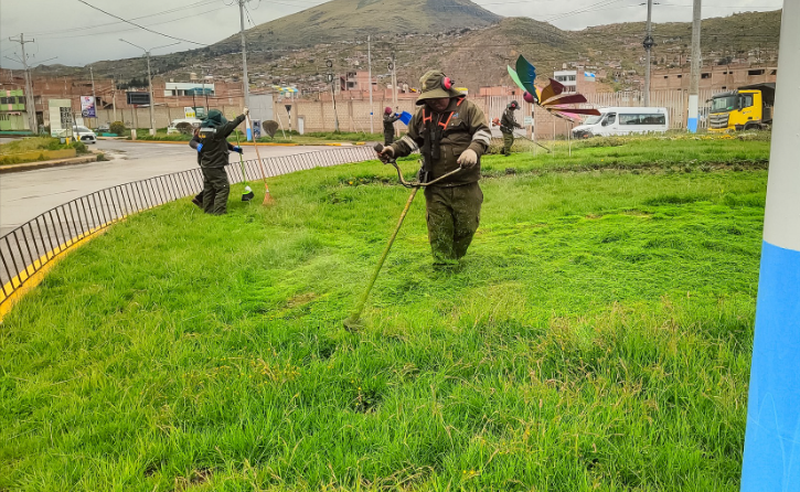 Puno renueva su imagen con el mantenimiento de áreas verdes en el óvalo Salcedo