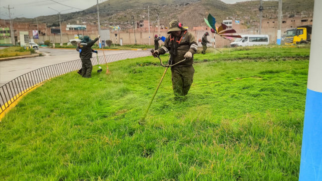 Puno renueva su imagen con el mantenimiento de áreas verdes en el óvalo Salcedo