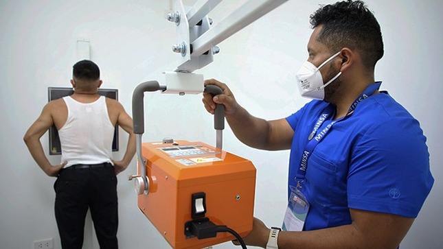 Minsa entrega equipos de última tecnología a establecimientos de salud de Lima este para reforzar la lucha contra la tuberculosis