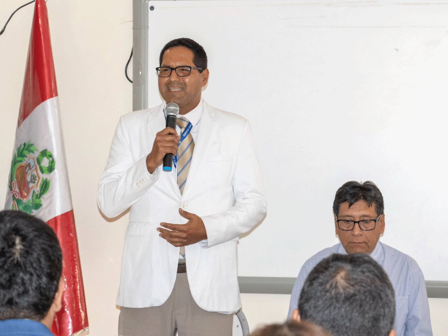 Este mediodía, el director de la Dirección Regional de Salud del Callao, Dr. Roberto Espinoza Atoche, presentó al nuevo director institucional del Hospital de Ventanilla Dr. Guillermo Javier Huatuco Collantes, ante los trabajadores de la institución.
El doctor Huatuco Collantes, , cuenta con 19 años de experiencia profesional en gestión, consultoría y como asesor en entidades públicas y privadas. Además, tiene vasta trayectoria en la implementación de políticas públicas, elaboración de planes estratégicos, auditoría de procesos y mejora continua.
Durante el acto protocolar, el director de la DIRESA Callao expresó su total respaldo hacia el doctor Huatuco y manifestó su voluntad de brindar todo el apoyo necesario para las mejoras que requiere el Hospital de Ventanilla.
Por su parte el Dr. Hamilton García, director saliente de la institución agradeció a los trabajadores por el apoyo recibido durante su gestión y auguró éxitos en el nuevo reto que asumirá el doctor Huatuco desde el 1 de marzo del presente.
Finalmente, el nuevo director institucional Dr. Guillermo Javier Huatuco Collantes manifestó su voluntad de trabajar por el bienestar de la institución y de la salud de las personas. Al finalizar el acto protocolar, el nuevo director institucional visitó diferentes áreas del hospital para dar una primera mirada a la realidad del nosocomio.