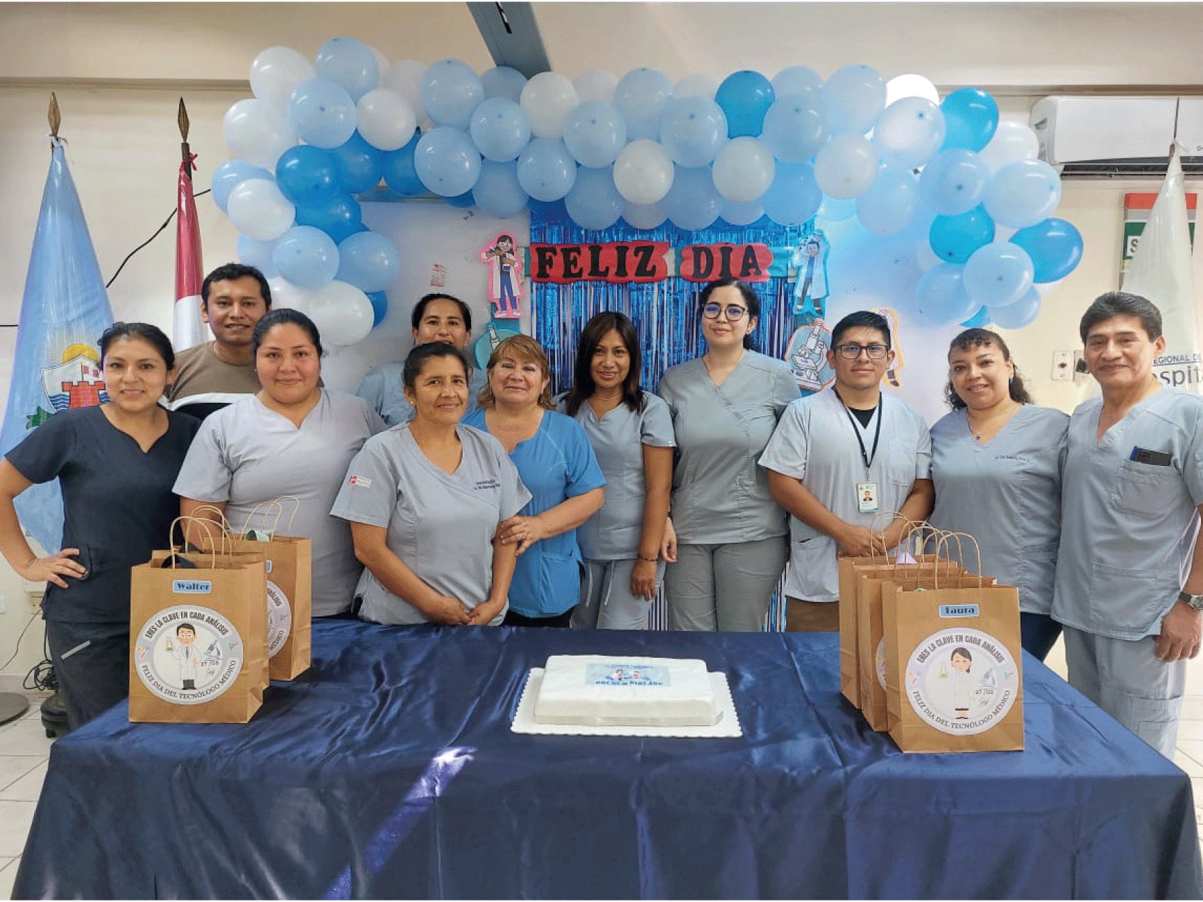 Con gran entusiasmo, nuestros especialistas en tecnología médica de los servicios de diagnóstico por imágenes, laboratorio, terapia física y terapia de lenguaje se reunieron para celebrar el Día del Tecnólogo Médico. Esta conmemoración fue una oportunidad para compartir experiencias, conocimientos y reconocer el arduo trabajo de nuestros tecnólogos médicos.
Nuestro director ejecutivo, Dr. Hamilton Alejandro García Díaz, y otras autoridades institucionales se unieron a la celebración, destacando la importancia del papel que desempeñan los tecnólogos médicos en nuestra institución. El Dr. García compartió nuevas metas y objetivos, motivando a nuestros tecnólogos a seguir trabajando con dedicación y compromiso.
El Lic. Walter Arroyo, jefe del Servicio de Laboratorio, también intervino, animando a sus colegas a seguir trabajando con la misma pasión y dedicación. Compartió expectativas de mejoras para la atención de nuestros usuarios, reforzando nuestro compromiso con la calidad y la excelencia.
Agradecemos a todos los tecnólogos médicos que forman parte de nuestra institución por su trabajo incansable y su compromiso con la salud de nuestra comunidad. Su dedicación es fundamental para brindar una atención de calidad y salvar vidas. ¡Feliz Día del Tecnólogo Médico!