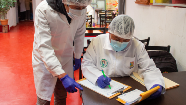 Retiran productos vencidos y sancionan a restaurantes por condiciones insalubres en Puno