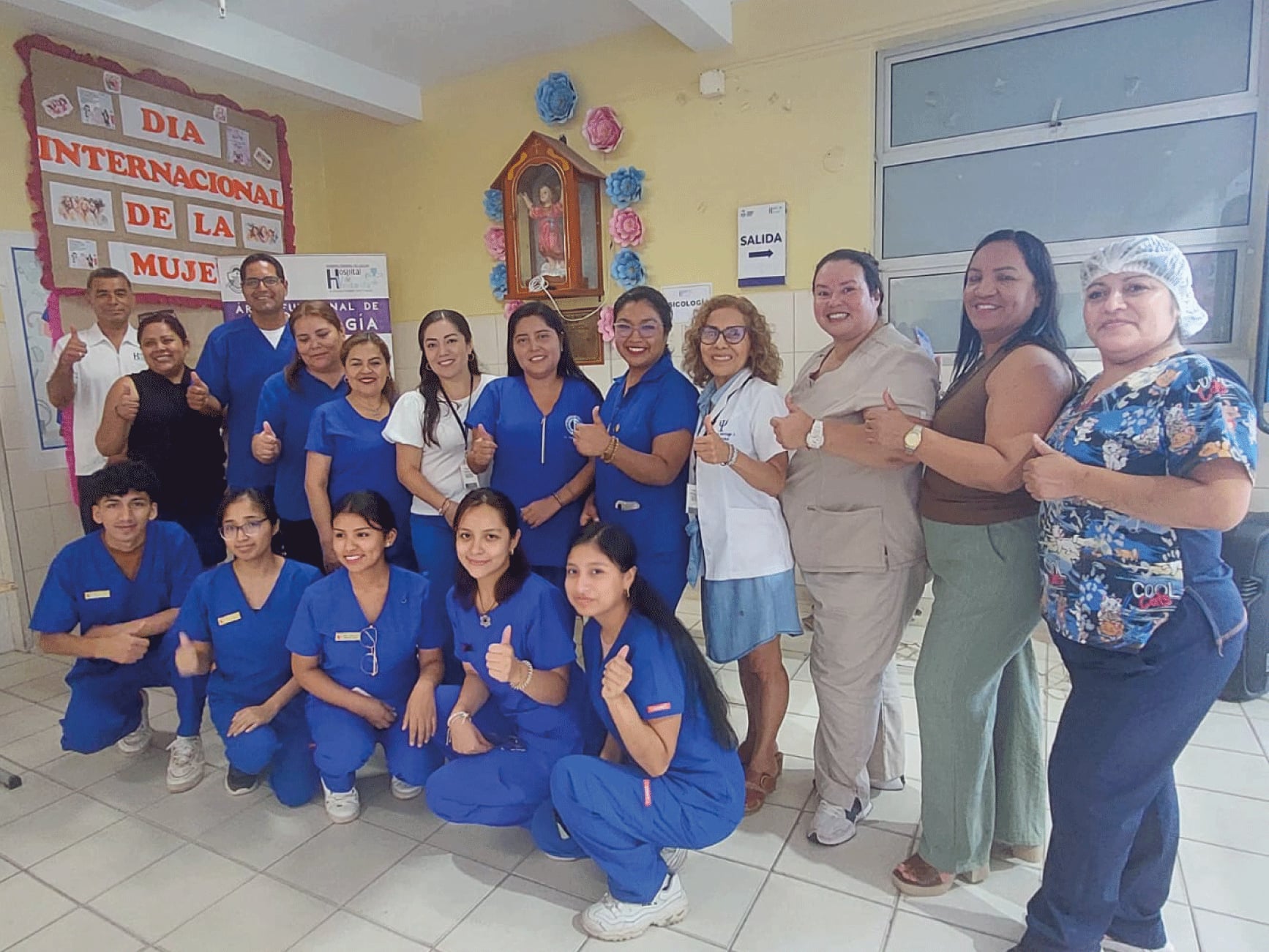 En el marco del Día Internacional de la Mujer, nuestro Servicio de Psicología y MAMIS organizaron una campaña especial para festejar y empoderar a las mujeres de nuestra comunidad. La actividad contó con la presencia de la Directora de la Red de Salud de Ventanilla, Dra. Carmen Lobos; nuestro Director Institucional, Dr. Guillermo Javier Huatuco Collantes; y el Subdirector Institucional, Dr. Alejandro Machado.
El Dr. Huatuco ofreció un mensaje emotivo y significativo, destacando la importancia de reconocer y celebrar el papel fundamental que las mujeres juegan en nuestra sociedad. Durante la actividad, se ofrecieron diversos servicios, como asesoría psicológica, exámenes de sangre, planificación familiar, consejería en nutrición y más. Además, hubo premios y sorteos para las participantes.
El objetivo principal de esta actividad fue promover el autocuidado en la salud mental, el reconocimiento de la valía personal y el ejercicio de los derechos, así como fomentar la igualdad de oportunidades. Agradecemos a todas las mujeres que se unieron a nosotros en esta celebración y reafirmamos nuestro compromiso con la equidad de género y la salud integral de las mujeres.