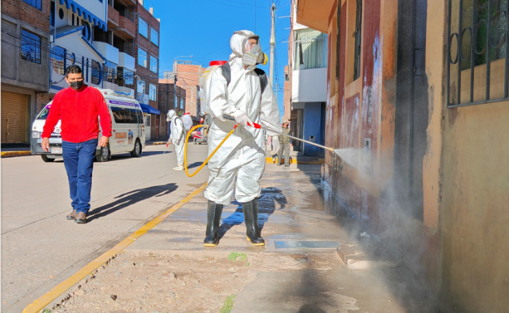 Barrio Bellavista de Puno se beneficia con jornada de fumigación y desratización
