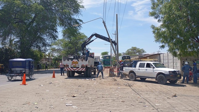 Cambian poste de alumbrado público en riesgo de colapso