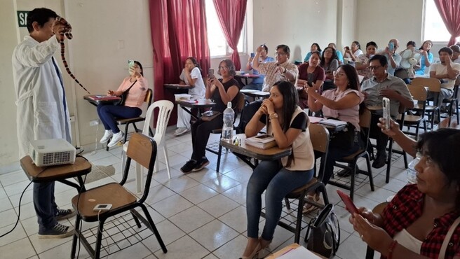 EN PLENA  CHARLA
