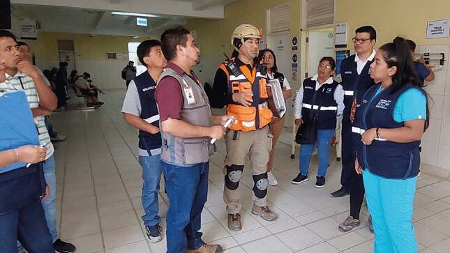 En nuestro compromiso constante por la seguridad y bienestar de nuestros usuarios y personal, nuestro equipo de brigadistas participó en una capacitación especializada sobre evacuación y gestión de riesgos. 

La capacitación, impartida por el experto Jimmy Altamirano Pizarro, Tec. Capacitador de Riesgos, Desastres y Defensa Civil de la Municipalidad de Ventanilla, se centró en la importancia de la evacuación segura en caso de emergencia.
 

Durante la formación práctica, nuestros brigadistas realizaron un recorrido para identificar vías de evacuación y garantizar la seguridad de todos en caso de emergencia. Esta capacitación es fundamental para asegurar que estemos preparados para responder de manera efectiva en situaciones de crisis. 

Agradecemos la gestión del EMED y la participación activa de nuestros brigadistas, quienes demuestran día a día su compromiso con la gestión del riesgo de desastres y la seguridad de nuestra comunidad.
 

En nuestra institución, la seguridad es una prioridad absoluta, y estamos comprometidos con la capacitación continua de nuestro personal para garantizar la mejor respuesta posible en caso de emergencia.
