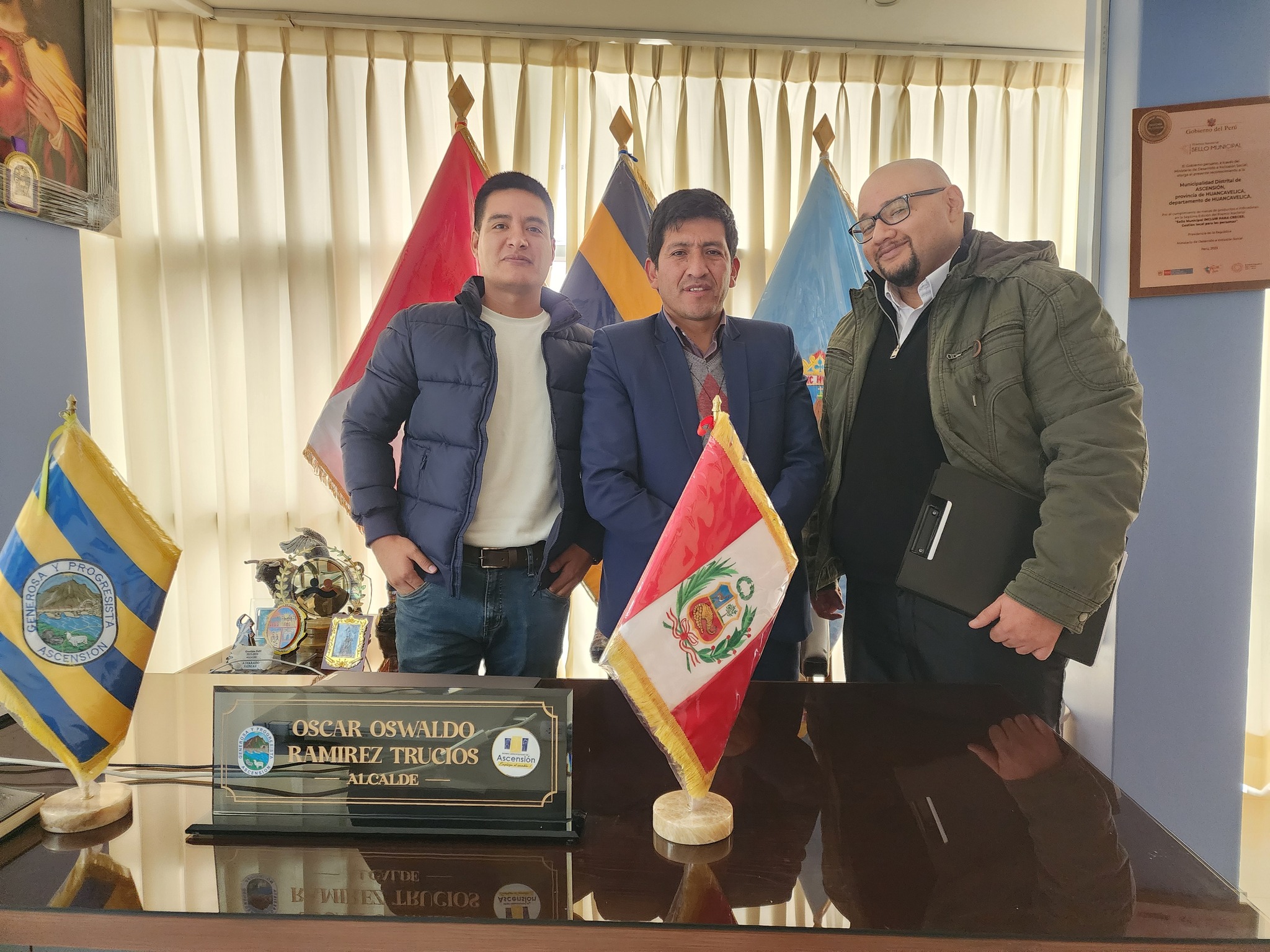 Noticia sobre la reunión del alcalde Oscar Ramírez Trucios con representantes del COAR