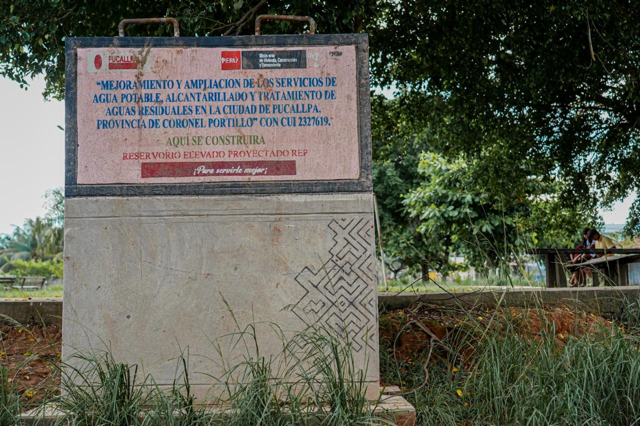Placa de concreto en el parque del A.H Antonio Mario