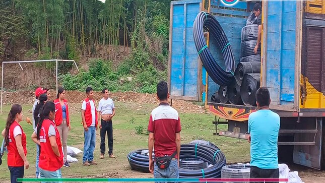 Entrega material a beneficiarios del Programa Haku Wiñay
