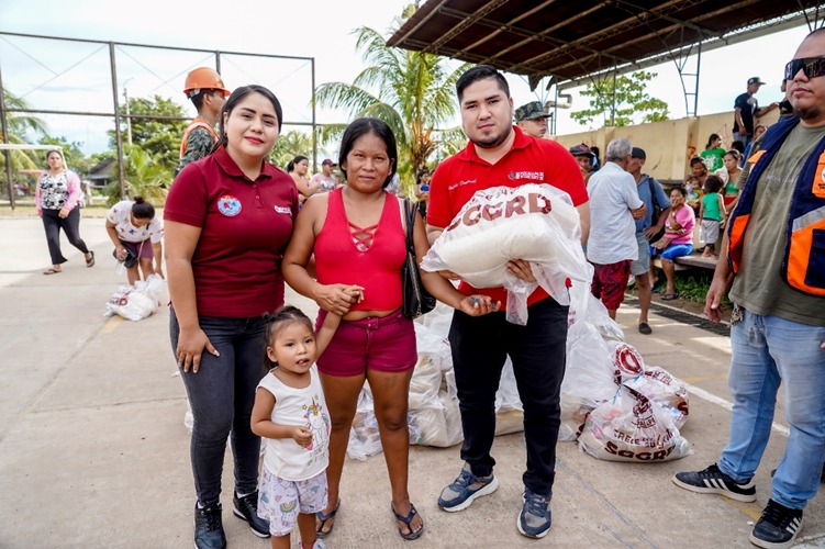 Entrega de ayuda humanitaria en el parque 2 de Mayo de Callería