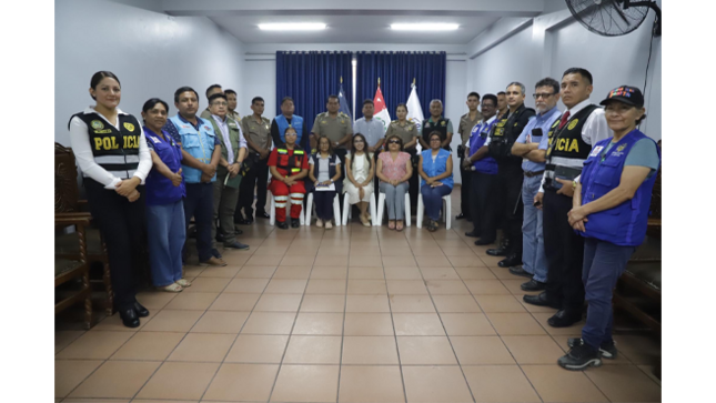 Durante la reunión, se mencionó que como municipio contamos con un plan de desarrollo orientado a garantizar la seguridad de la población, este documento fue entregado a cada representante de las comisarías que integran el CODISEC, con el objetivo de que sea evaluado y fortalecido por la Policía Nacional, reforzando así la protección e integridad de nuestros vecinos. Asimismo, el alcalde reafirmó el compromiso del municipio con la seguridad ciudadana, poniendo a disposición de la Policía Nacional, camionetas y motocicletas para fortalecer el patrullaje y las acciones de vigilancia en la jurisdicción.
Por su parte, los comisarios presentes informaron que han recibido la orden de sumar los operativos "Amanecer Seguro" y "Retorno Seguro" a los dispositivos de seguridad ya existentes, con el fin de intensificar la lucha contra la delincuencia y mejorar la protección de la ciudadanía.
Finalmente, se llevó a cabo la juramentación de los nuevos miembros del CODISEC, Lic. Elizabeth Roque Janampa, Coordinadora del Centro de Salud Mental comunitario - El agustino y el My.Pnp. Edwin Walter Arriaran Zarate, Jefe de la Base Policial Los Halcones. Reafirmando así, el compromiso de seguir trabajando en conjunto para garantizar la seguridad y el bienestar de todos los vecinos del distrito.