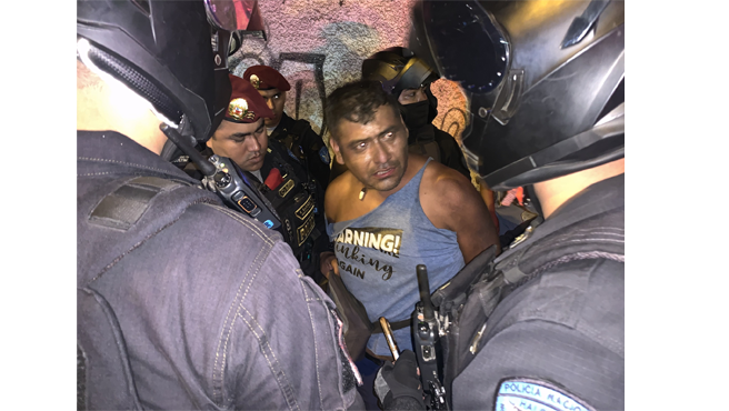 En una reciente labor, se realizó un operativo de control en diversas zonas de El Agustino, con el objetivo de prevenir actos delictivos y garantizar la seguridad de nuestros vecinos. 
Asimismo, se logró intervenir y trasladar a la comisaría a una persona implicada en el robo de un celular a un vecino, ocurrido a la altura de Puente Nuevo.