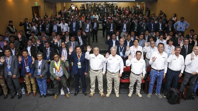 El ministro de Defensa participó en evento que congregó a autoridades locales y equipos técnicos de 189 municipalidades del sur del país.