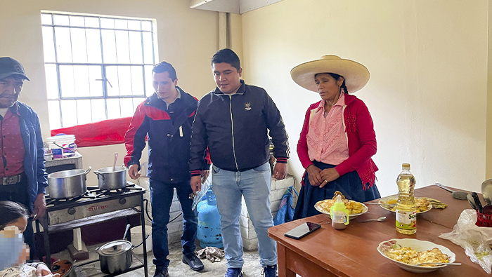 Director de la RIS Sánchez Carrión con los afectados, dándoles halojamiento en la casa materna de Sarín.