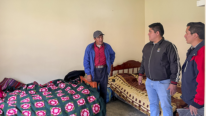 Director de la RIS Sánchez Carrión con los afectados, dándoles halojamiento en la casa materna de Sarín.