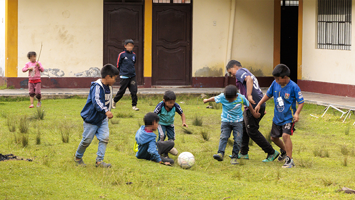 Niños alojados en la casa materna jugando.