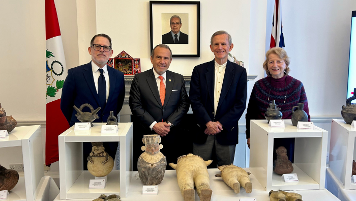 En Reino Unido el canciller recibe piezas arqueológicas de nuestro patrimonio cultural