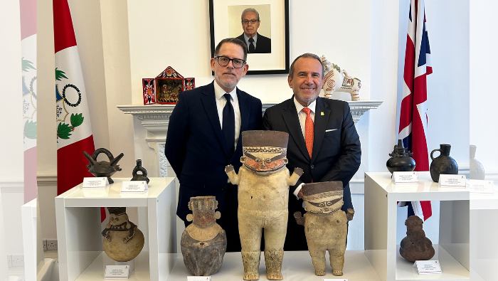 En Reino Unido el canciller recibe piezas arqueológicas de nuestro patrimonio cultural