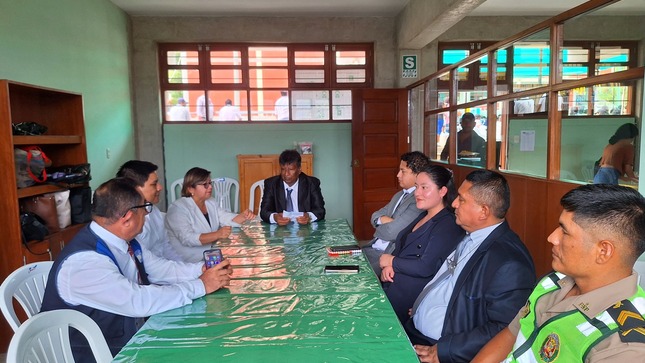 📢🎥 DIRECTOR DE UGEL AYABACA, INAUGURA EL BUEN INICIO DEL AÑO ESCOLAR EN CULQUI - PAIMAS.
🔷El director de UGEL Ayabaca, Mag. Luis Alberto Esteves Márquez, se constituyó al centro poblado de Culqui, del distrito de Paimas. En compañía del equipo técnico: C.P.C. Esther Carolina Sanchez Abad, especialista de finanzas; Lic. Steve Brian Saavedra Diaz, con el propósito de inaugurar el buen inicio del año escolar 2025 en la indicada institución educativa.
En su discurso incentivó a los maestros, padres de familia y estudiantes a cumplir su rol que les corresponde: "Estamos tratando de hacer la mejor gestión, para lograr aprendizajes de calidad en nuestros estudiantes y  posesionar a nuestra provincia de Ayabaca como una de las mejores provincias en desarrollo a nivel regional, tal como lo requiere nuestro gobernador regional y nuestro director regional de educación de Piura.
En esta importante ceremonia estuvo presente el Lic. Rudy Palacios, Alcalde del distrito de Paimas; el Lic. Oscar Eduardo Negrón Oliva, representante de la Dirección Regional de Educación; Mag. Maria del Pilar Coronado Zapata, Directora de la IE de Culqui y otras autoridades del distrito.
¡UNIDOS EN EDUCACIÓN, SEGUIMOS AVANZANDO!
