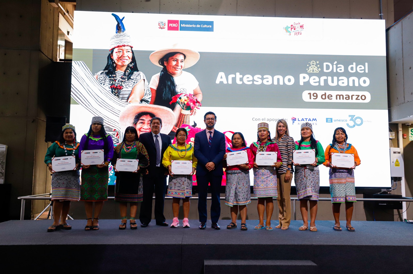 En el marco del Día del Artesano Peruano se desarrolló una ceremonia protocolar