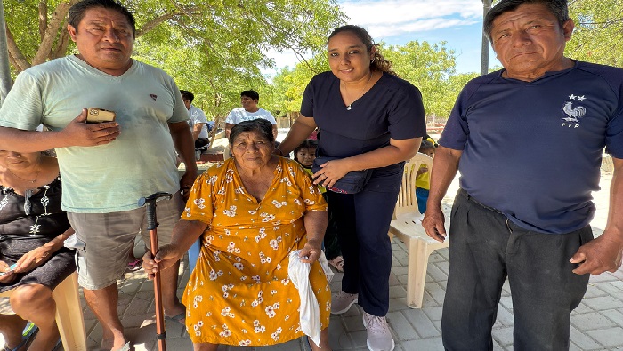 Entrega de ayuda a adultos mayores