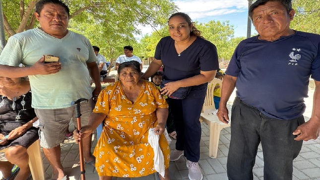 Entrega de ayuda a adultos mayores