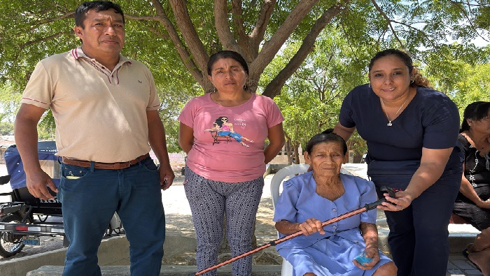 Entregan bastones a personas con discapacidad