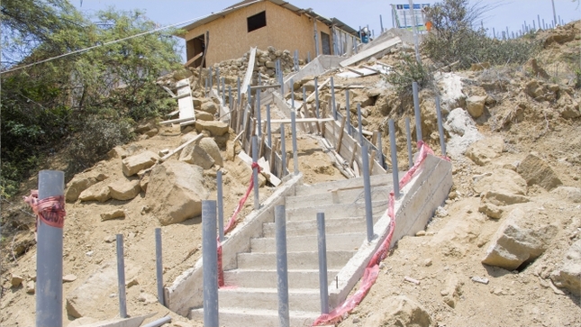 Foto Municipalidad construye acceso y escaleras en parte alta del barrio Centro