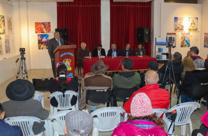 Municipalidad de Puno reconoció al escritor Hernán Cornejo Roselló en la presentación de su libro "Puno, el nacimiento de una pasión"