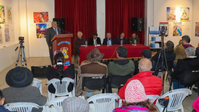 Municipalidad de Puno reconoció al escritor Hernán Cornejo Roselló en la presentación de su libro "Puno, el nacimiento de una pasión"