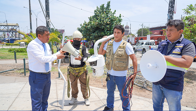 🔹Nuestro alcalde Néstor de la Rosa se encuentra en la Plaza de Acho, instalando un MINIROBOT; se trata de la cámara de última generación con tecnología de punta fija de 180 grados y PTZ Domo de 360º con sistema de perifoneo. Esta nueva logística optimizará la capacidad de respuesta, asegurando la supervisión permanente de nuestras calles.