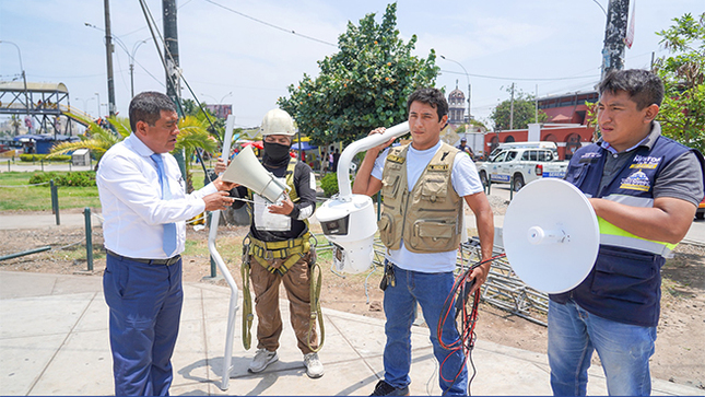 🔹Nuestro alcalde Néstor de la Rosa se encuentra en  la Plaza de Acho, instalando un MINIROBOT; se trata de la cámara de última generación con tecnología de punta fija de 180 grados y PTZ Domo de 360º con sistema de perifoneo. Esta nueva logística optimizará la capacidad de respuesta, asegurando la supervisión permanente de nuestras calles.