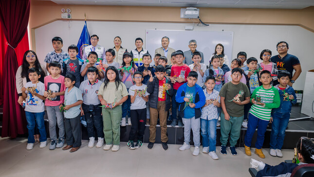 Estudiantes mostrando sus proyectos 
