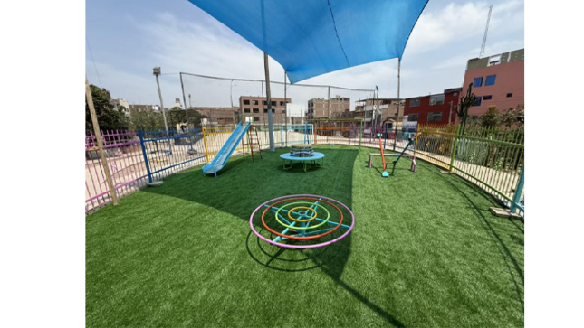 Este espacio ahora luce totalmente renovado, con un área verde en óptimas condiciones y juegos infantiles mejorados para el disfrute de nuestros pequeños. Seguimos trabajando para brindar espacios seguros y agradables para todas las familias de nuestra comunidad.