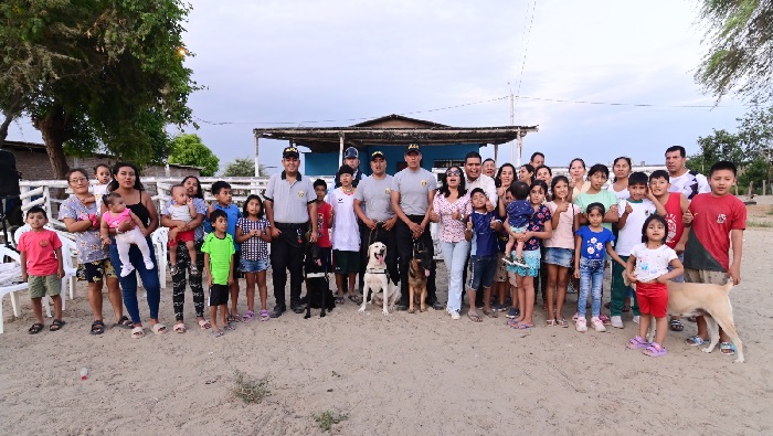 Demostración canina a niños y niñas