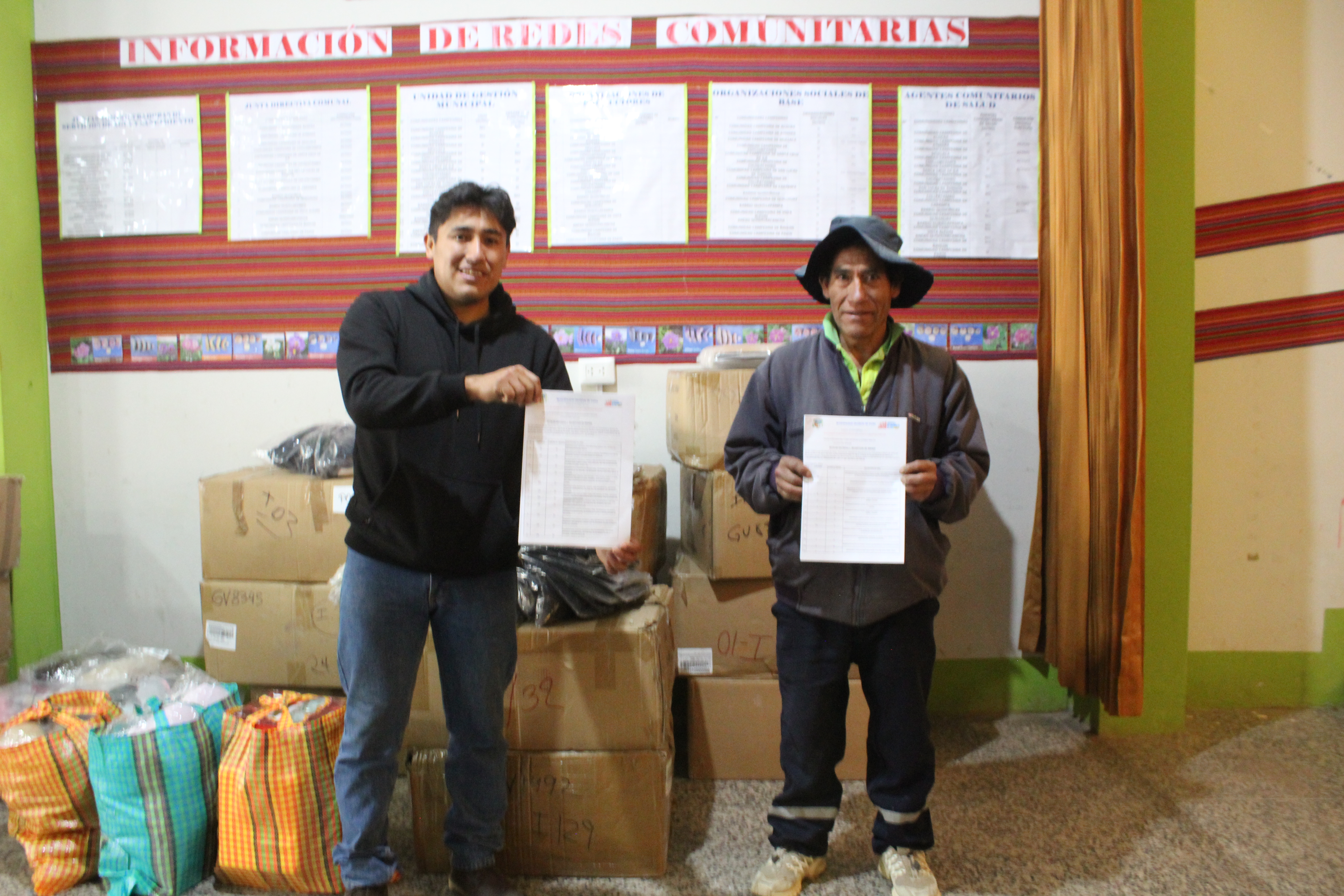 ✅ En un esfuerzo conjunto por mejorar la calidad de vida de las comunidades del distrito de Pazos, se llevó a cabo la entrega de bienes esenciales, gestionada por el alcalde del Centro Poblado de Tongos, en coordinación con la Municipalidad Distrital de Pazos.
✅Este importante apoyo busca fortalecer el bienestar de las familias, proporcionando prendas e insumos que contribuirán a la mejora de calidad de vida de las personas.
✅Durante la ceremonia de entrega, el alcalde de tongos resalto el gran esfuerzo llevado a cabo para conseguir estos preciados bienes. Los beneficiarios expresaron su agradecimiento y reafirmaron su compromiso de seguir trabajando en unidad por el progreso de sus comunidades. Con estas acciones, ratificamos el compromiso de seguir coordinando con los diferentes niveles de gobierno para  poder conseguir apoyo para nuestra población, asi mismo felicitamos la labor del alcalde de tongos quien es el principal autor de este gran logro conseguido para toda la población.