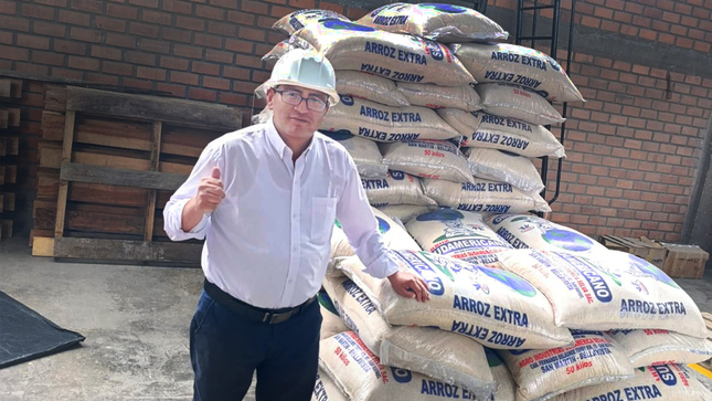 🔴🔵 Gracias a las gestiones realizadas por nuestro alcalde Rolando M. Romero Campos ante la Superintendencia Nacional de Aduanas y de Administración Tributaria (SUNAT), el distrito de Pazos ha recibido un importante lote de ayuda humanitaria en beneficio de la comunidad.
La donación incluye:
✅ 480 kg de bolsas de sal yodada
✅ 3,724 kg de sacos de arroz "Arroz Sudamericano"
✅ 98 kg de sacos de arroz "La Nueva Caserita"
📦 Peso total: 4,302 kg
💰 Valor total: S/ 11,898.20
🔴🔵 Este valioso apoyo contribuirá a mejorar la alimentación de muchas familias en situación de vulnerabilidad, reafirmando el compromiso de la municipalidad con el bienestar de nuestra población.
🔴🔵 Agradecemos a la SUNAT por esta donación y reiteramos nuestro compromiso de seguir trabajando por el desarrollo y bienestar de todos los ciudadanos de nuestro distrito Pazos.
¡Juntos, trabajando de la mano con el pueblo! 💪🏽✨