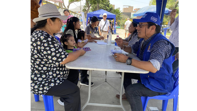 La orientación legal de DEMUNA, los talleres para adultos mayores y personas con habilidades distintas del CIAM y OMAPED, y la información sobre programas sociales son herramientas clave para mejorar la calidad de vida de la comunidad.
Además, la presencia de Defensa Civil con charlas sobre prevención de emergencias y la oficina de Desarrollo Económico brindando oportunidades laborales y servicios de belleza para el público asistente, demuestra el compromiso de la municipalidad con el bienestar y desarrollo de nuestros vecinos.