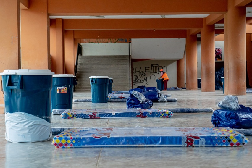 La ayuda humanitaria consiste en colchones, baldes de agua y carpas.