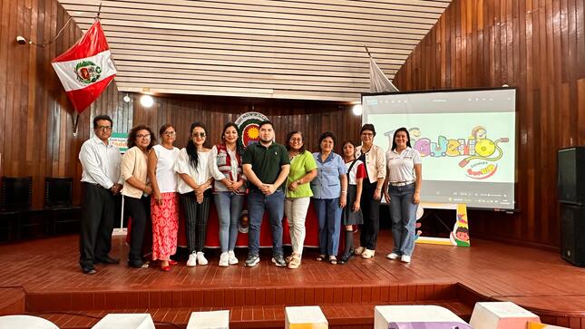 Gianpoll Torres, alcalde encargado, Paola Zeballos, jefa de la DEMUNA, Claudia Saco, subgerente de Desarrollo Social y docentes de las instituciones participantes