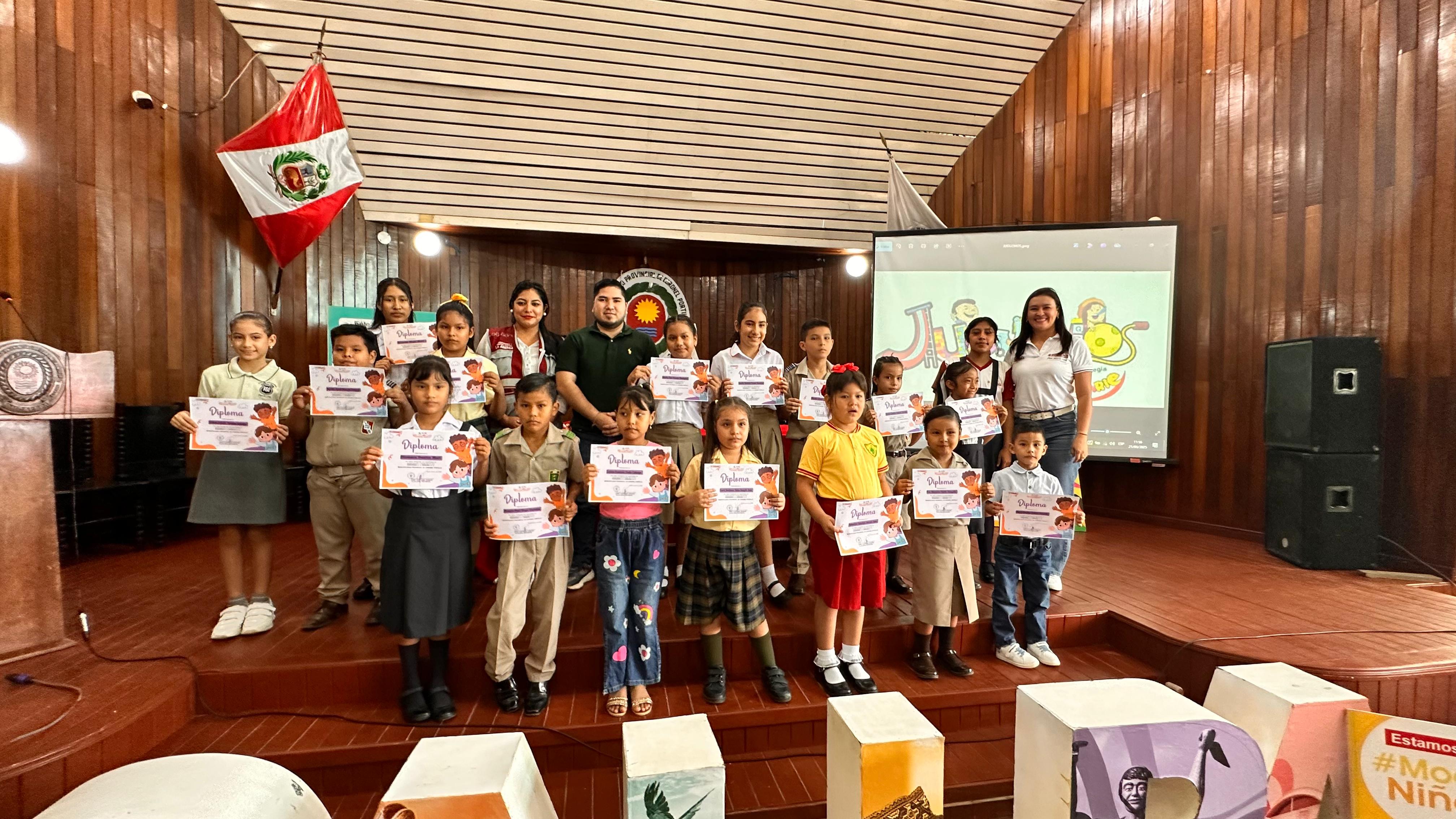 Alumnos participantes del servicio vacacional “Juguemos en tu DEMUNA” pertenecientes de diferentes instituciones educativas