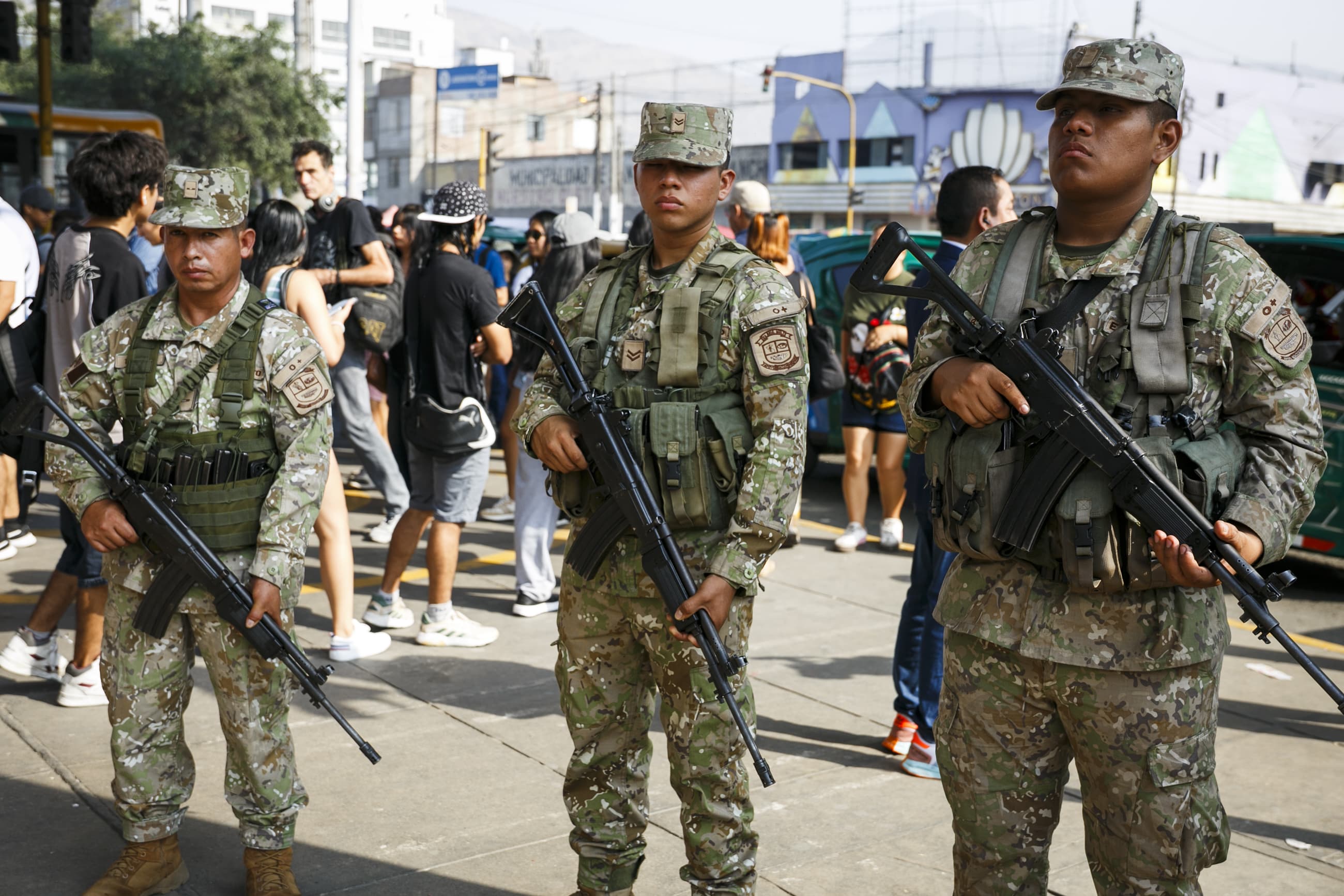 Personal militar vigila el orden público en San Juan de Lurigancho, Barranco y Lince.