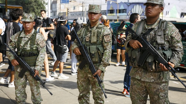 Personal militar vigila el orden público en San Juan de Lurigancho, Barranco y Lince.