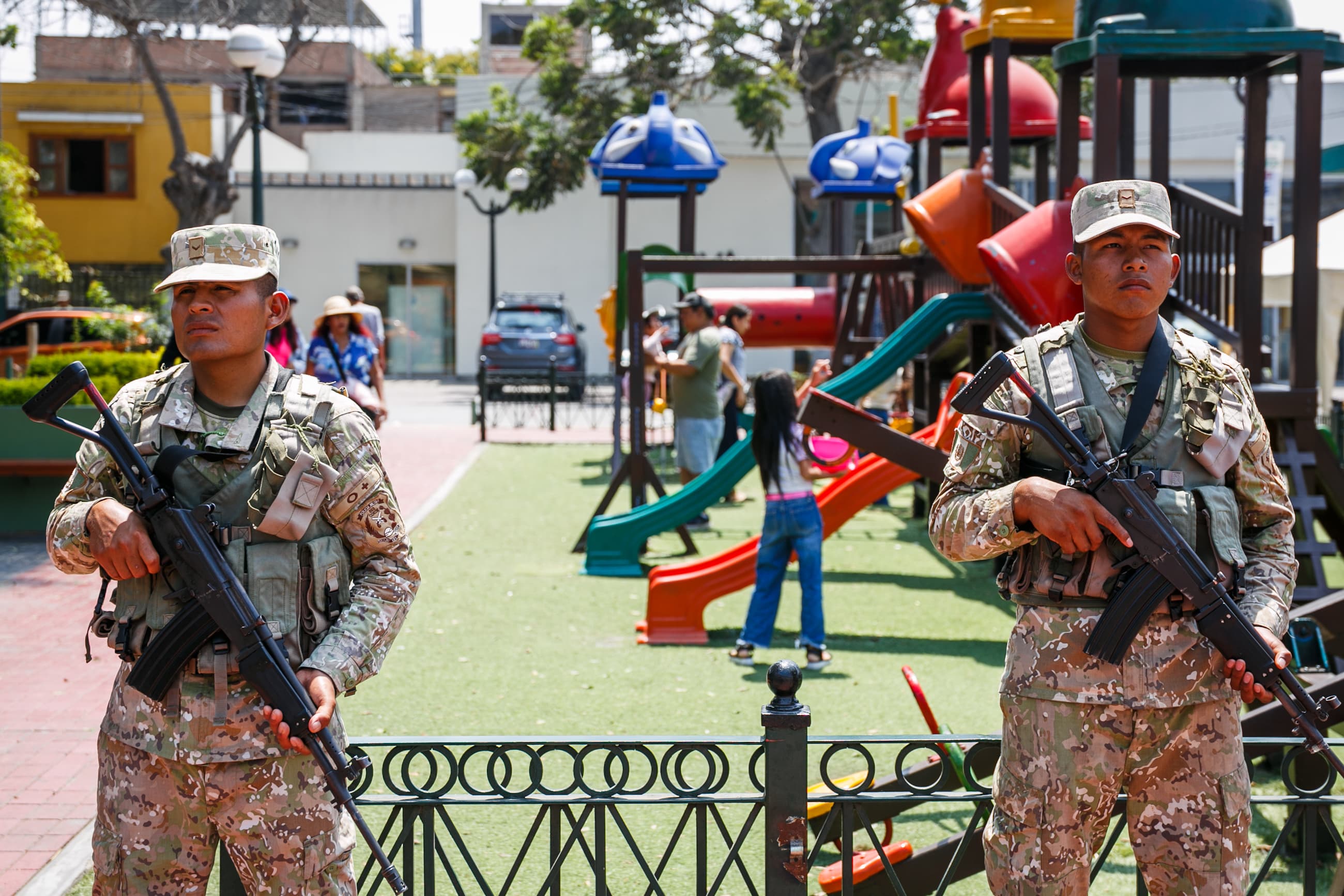 Personal militar vigila el orden público en San Juan de Lurigancho, Barranco y Lince.