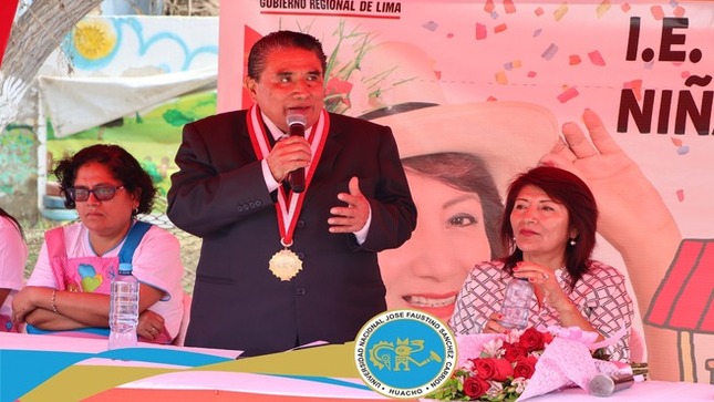El rector de la Universidad Nacional José Faustino Sánchez Carrión, Dr. César Díaz Valladares, participó en la ceremonia de colocación de la primera piedra de la I.E. N° 324 Santísima Niña María.