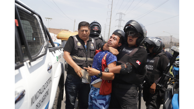 Se llevó a cabo un Operativo Sin Fronteras en la Av. Las Lomas y Av. Malecón de la Amistad.
Durante la intervención, se realizaron acciones de identificación de personas con el objetivo de reforzar la seguridad en la zona y garantizar la tranquilidad de nuestros vecinos.
¡Seguimos trabajando por un distrito más seguro!
