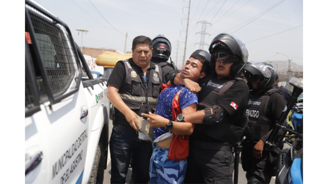 Se llevó a cabo un Operativo Sin Fronteras en la Av. Las Lomas y Av. Malecón de la Amistad.
Durante la intervención, se realizaron acciones de identificación de personas con el objetivo de reforzar la seguridad en la zona y garantizar la tranquilidad de nuestros vecinos.
¡Seguimos trabajando por un distrito más seguro!